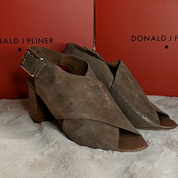 👠 Donald J Pliner Gold Heels - Picture 2 of 8